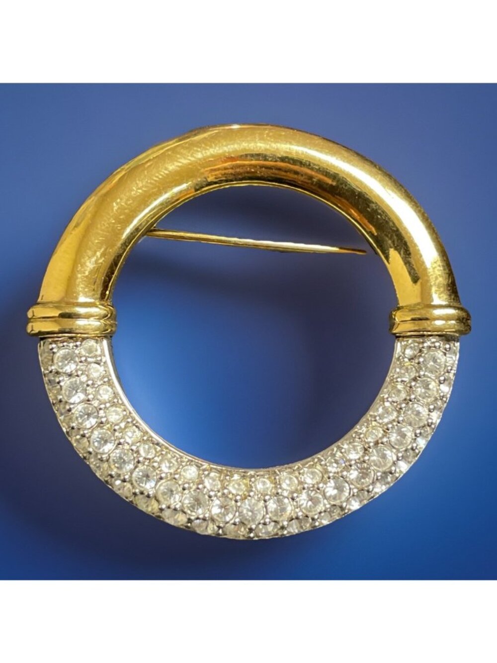 Signed Swan SWAROVSKI Gold-tone Clear Crystal Rhinestone Round Pin Brooch
